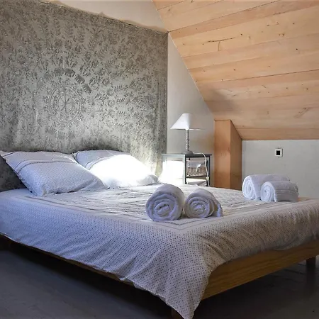 Les Oiseaux De Belcastel, Maison De Belcastel (Aveyron)